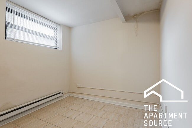 Photo - 2886 N Clark St