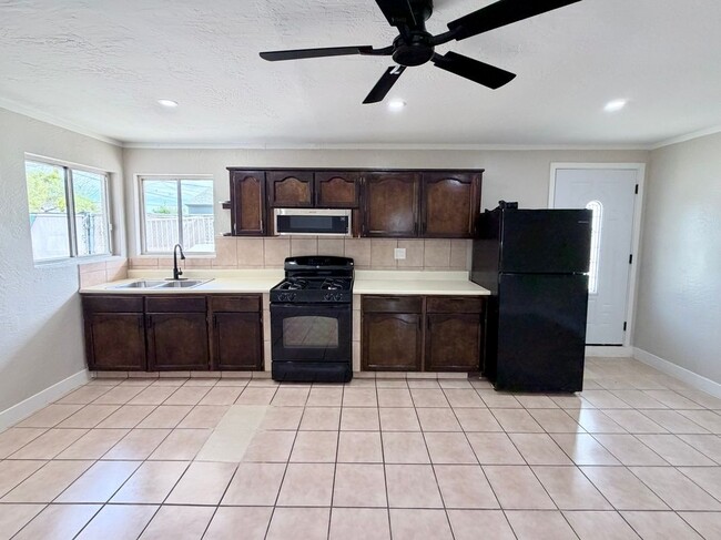 Building Photo - 2324 W Maricopa St