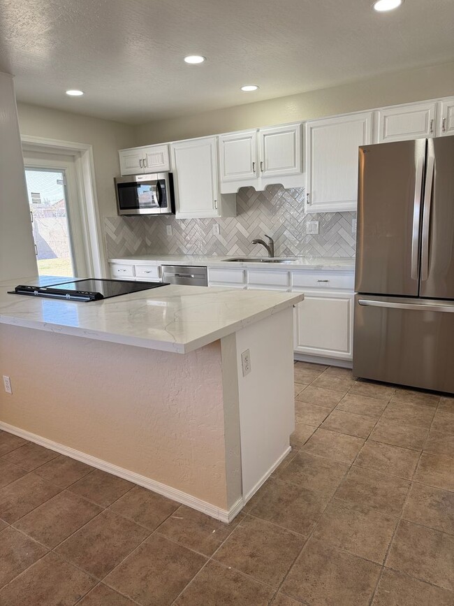 Building Photo - Spacious 4bdm 2Ba Tempe Home with New Kitchen and a Pool!