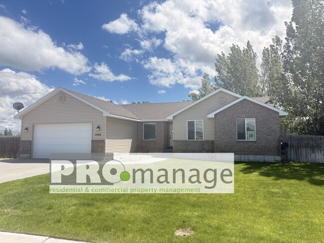 Building Photo - Single family home with yard