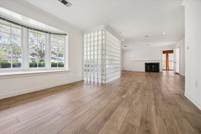 Photo - 4025 Essex Ln