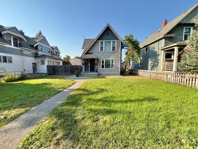Building Photo - 1122 W Augusta Ave Unit 2
