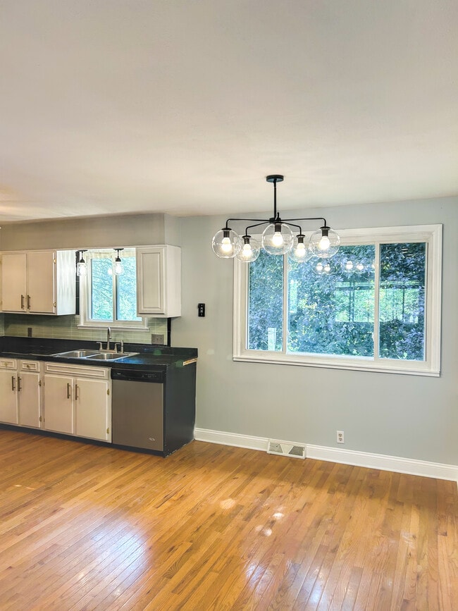 Photo - 745 Northrup Ave NW