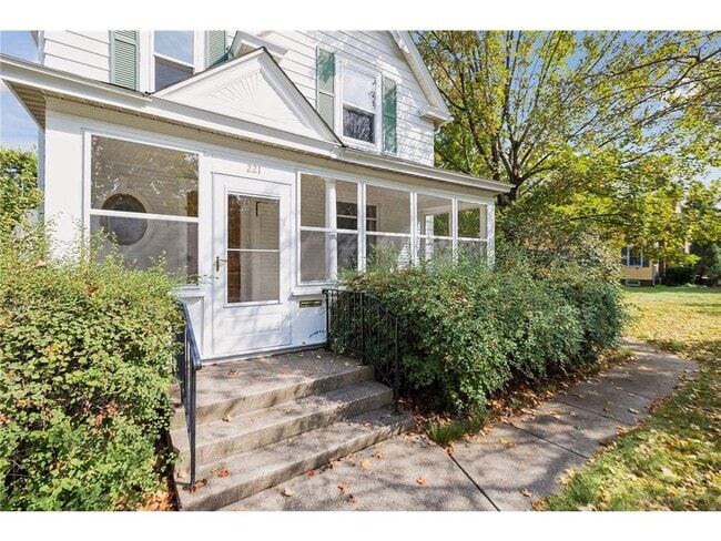 221 11th Ave N