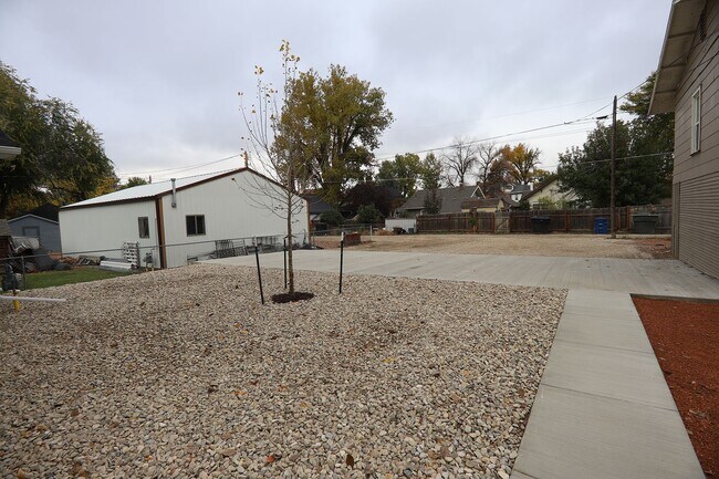 435 Gladstone St Unit 1