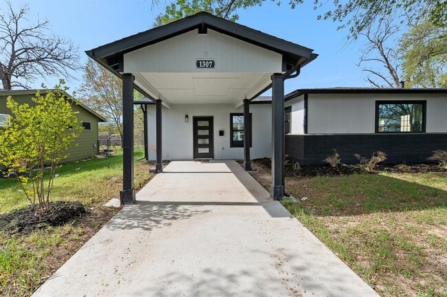 Photo - 1307 Yorkshire Dr