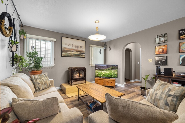 Photo - 686 2nd Avenue East N