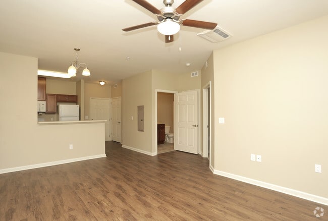 2BR, 2BA - 1,000 SF
