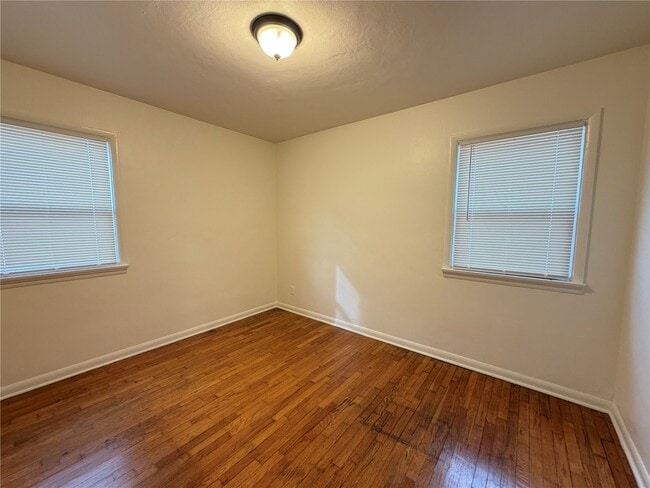 Photo - 1060 Loekes Dr