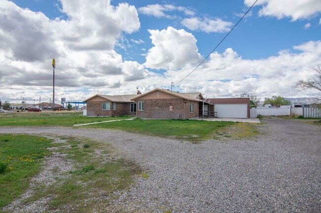 Building Photo - Spacious 3 Bed 2 Bath Brick Home with RV Parking, Shop Space & Large Yard in Tremonton!