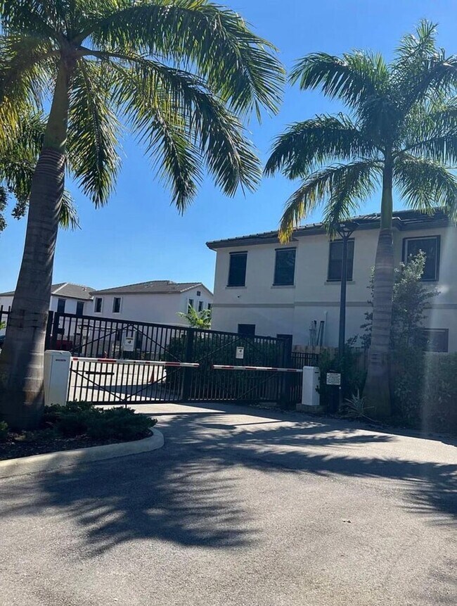 542 SW 19th Ter