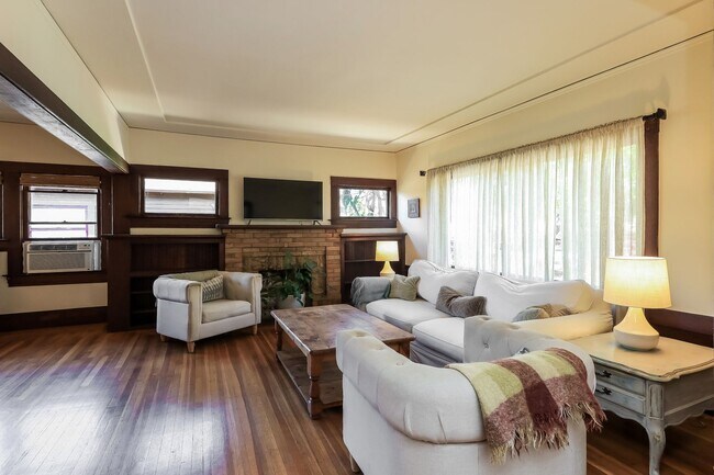 Photo - Furnished 1920 Craftsman Bungalow Available In The Dimond District!