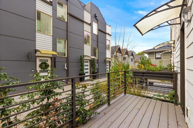 Photo - West Seattle Townhome - 2 Bedroom PLUS Den