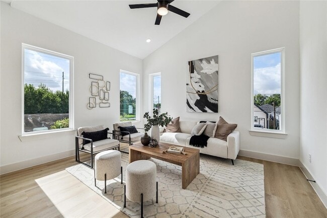 Photo - 415 Clearwater St Unit A