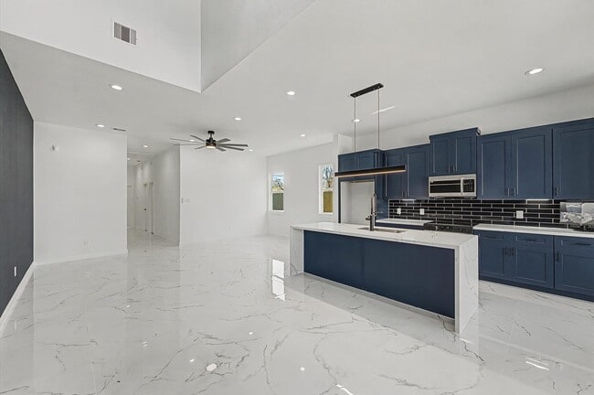 Building Photo - 5034 Pershing St