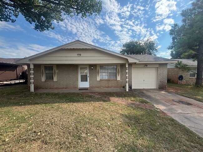 Building Photo - Sweet Two Bedroom Mustang Home