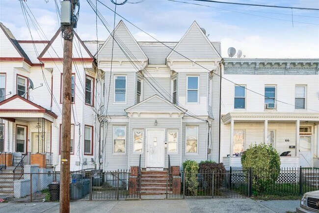 68 Rose Ave Unit 1R