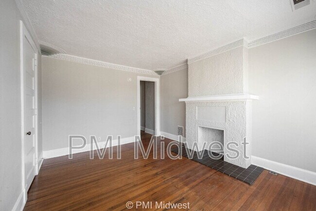 Photo - 125 E 17th St Unit Apt 2