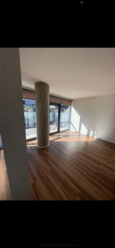 Building Photo - 923 W Weed St Unit 305