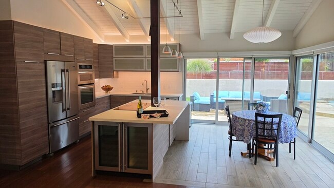La cocina se comunica con el comedor y la sala de estar. - 3078 Saddleback Ct