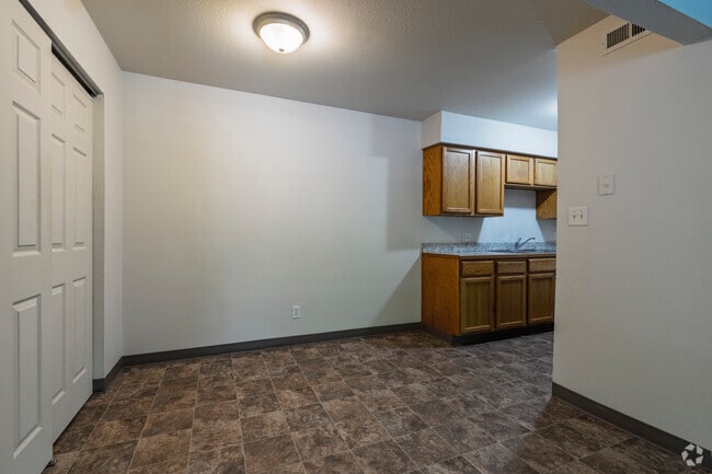 2BR, 1BA - 750SF - Dining Room