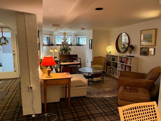 Photo - 1340 31st St NW Unidad Georgetown Garden Apt