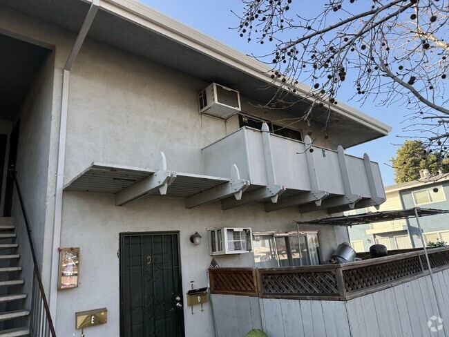 Building Photo - Refreshed Upstairs 2 Bed, 1 Bath Tracy Apa... Unit Apt E