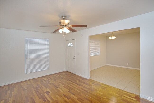 2BR, 1BA - 800 SF - Corsican