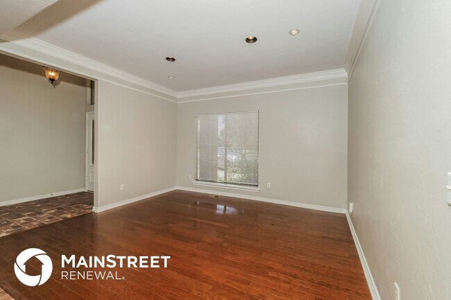 Photo - 10404 Regent St