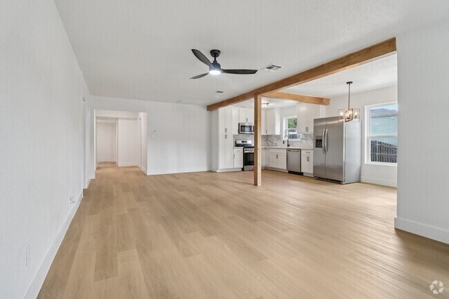 Building Photo - 1105 N Sylvania Ave Rental