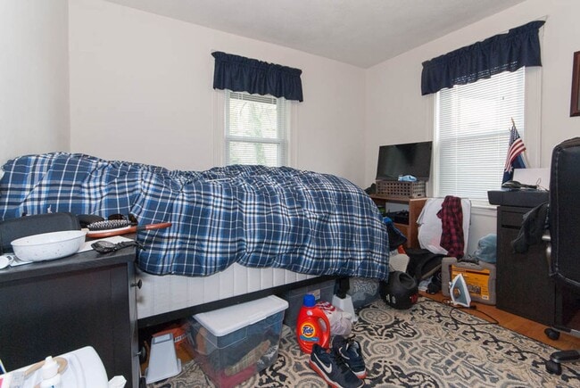 Photo - NO FEE!!  GREAT DEAL!!!!  2 BED ALONG THE B-LINE AVAILABLE JUNE 1ST!