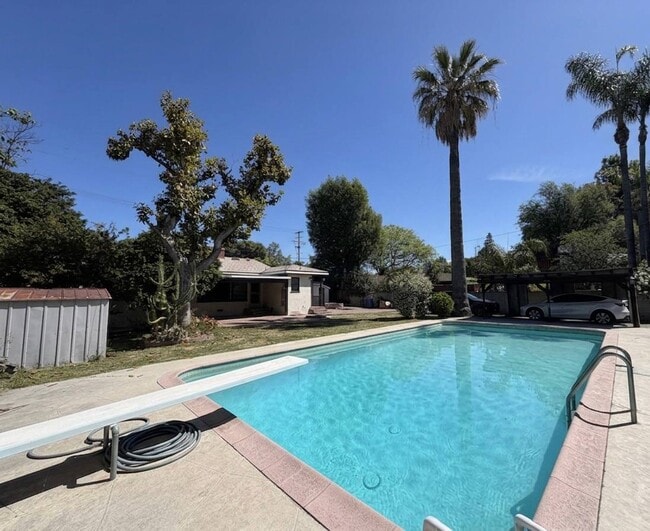 Building Photo - 13422 Oxnard St