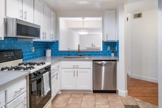 Photo - 6638 Clybourn Ave Unit 41