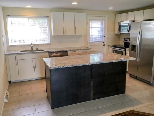 BEAUTIFUL 2 Bedrooms + 1 FULL Bath with Re... - BEAUTIFUL 2 Bedrooms + 1 FULL Bath with Re... Townhome