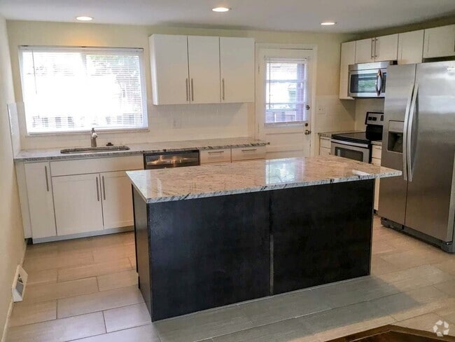 Building Photo - BEAUTIFUL 2 Bedrooms + 1 FULL Bath with Re... Rental