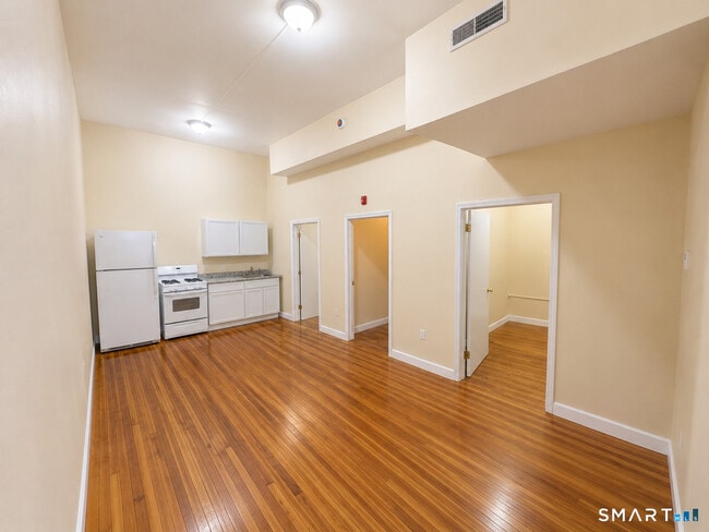 Building Photo - 105 Bank St Unit 1B