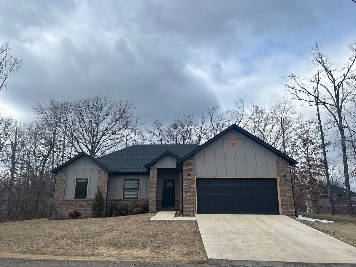 This home is a must-see in Bella Vista, offering a blend of comfort, functionality, and beauty th... - This home is a must-see in Bella Vista, offering a blend of comfort, functionality, and beauty th...