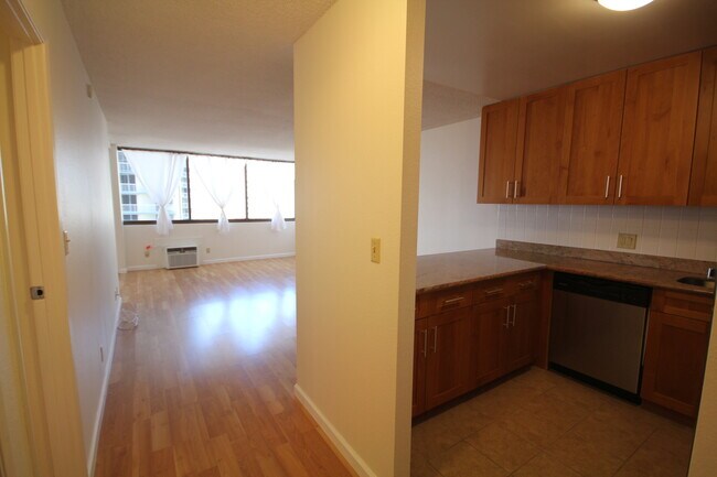 Photo - Kukui Plaza - Ewa Tower -1 Bedroom, 1 Bathroom, 1 Parking ! Unidad 1406