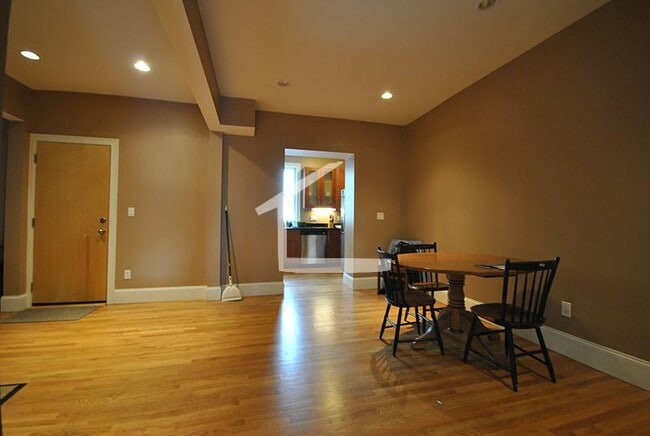 Photo - 1592 Beacon St