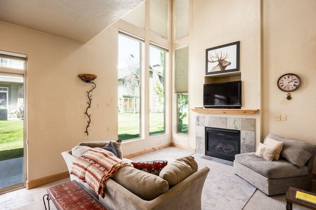 6144 Fox Point Cir