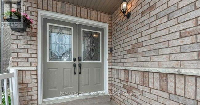 Photo - 17 Fallstar Crescent