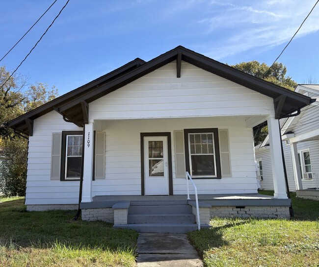 Building Photo - 2 Bedroom, 1 Bathroom House in High Point!