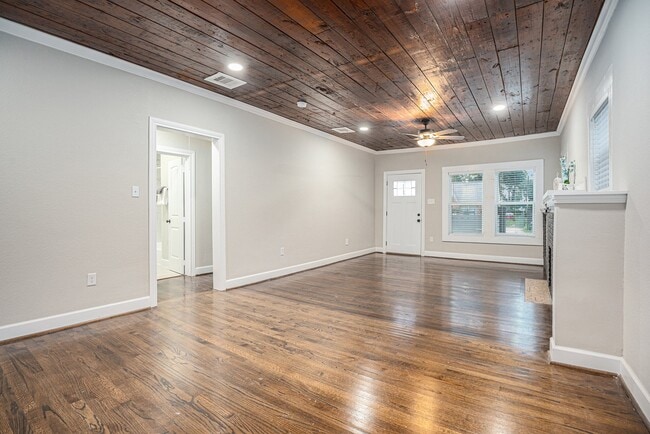 Photo - 7449 Walker St