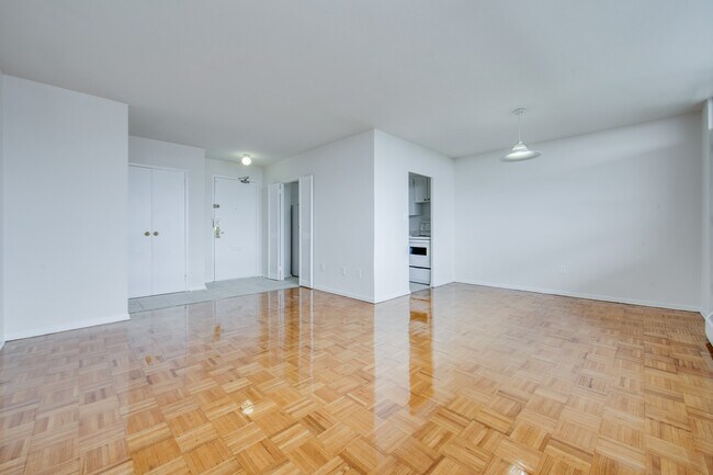 Photo - 2560 Kingston