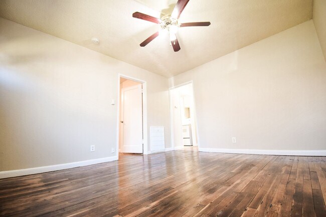 Building Photo - KIL-2121-2125 Unit 2123