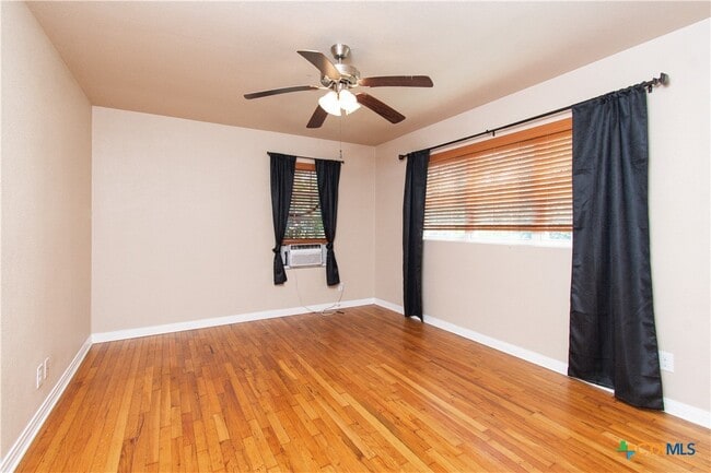 Building Photo - 2116 W Avenue D Rental