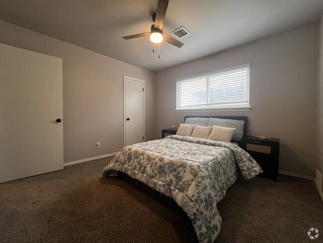 Building Photo - 9625 E 27th St Unit Queen Bedroom Rental