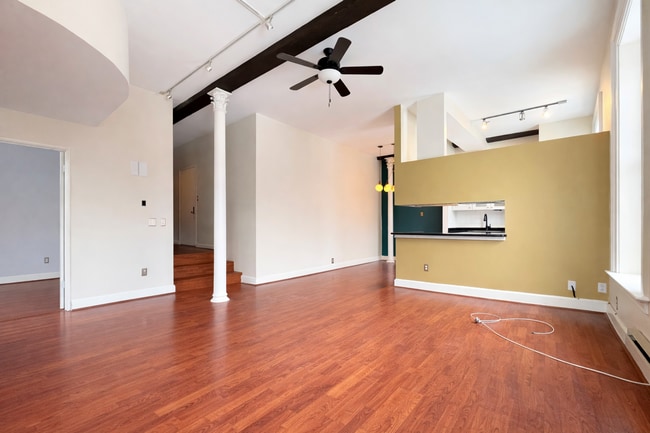Building Photo - Pet Friendly 1 Bedroom Plus Den For Rent - Near Betty's, Close to Downtown! Unit 2B