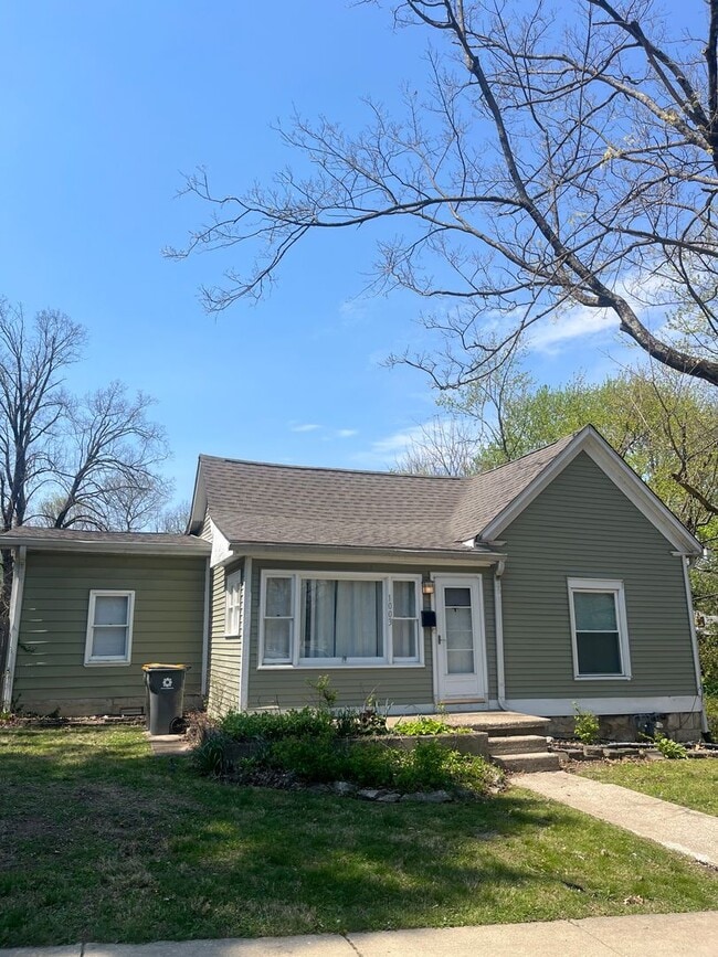 1003 N Woodburn Ave