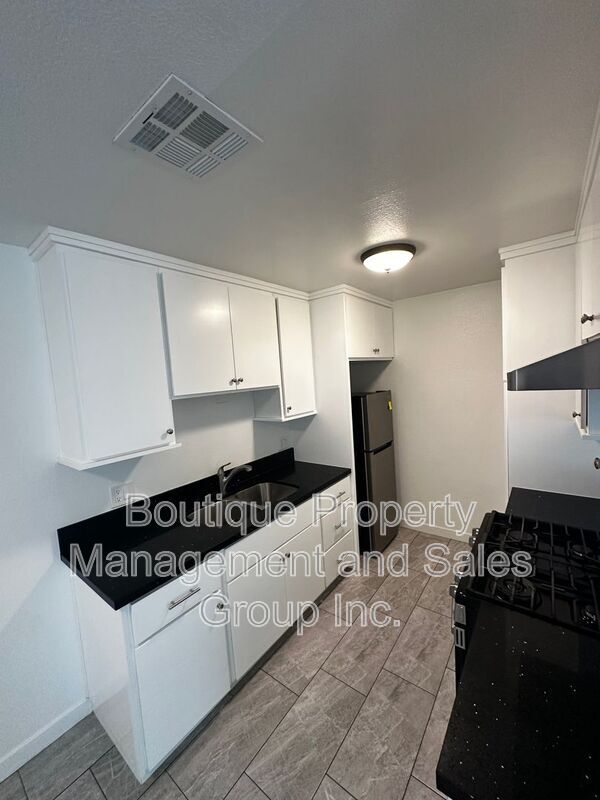 301 N Tustin Ave